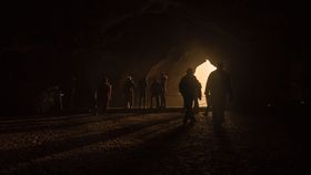 Salvare spectaculoasă din adâncul pământului! Cercetătorul blocat în peștera din Turcia a fost recuperat